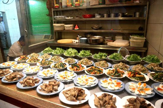 目前,全市13996家“三小”业户已有3873家取得食品经营登记许可证或备案证。