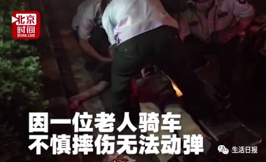 　　現場的幾位市民立即打開手機，
