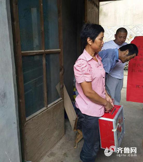 eda638992ab1692d13b0b2b5c31c20cb.jpg 善款交到付林家人手中