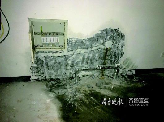 業(yè)主反映的墻面滲水、電線裸露等問題仍沒解決。齊魯晚報·齊魯壹點 見習(xí)記者張曉燕 攝