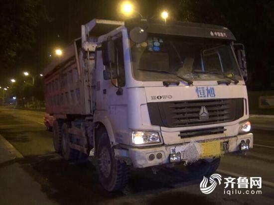 　　交警仔細檢查了一圈發(fā)現(xiàn)，這輛渣土車沒有按照規(guī)定的路線運行，也沒有對車輛進行蓬蓋，并且渣土裝的太多了。