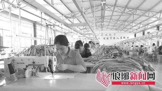 118名女职工在费县旭丰制衣有限公司上班，实现了家门口就业。