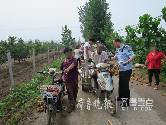 民警到达现场制止抢挖土豆  警方供图