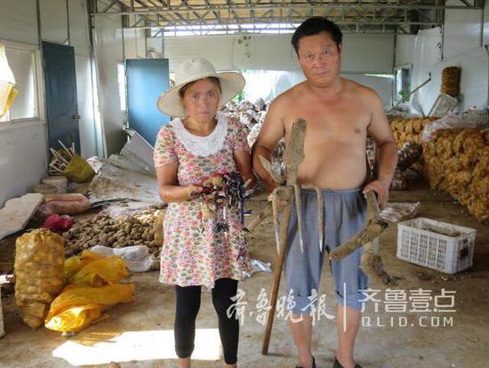 牛玉民和妻子展示拦下的电动车钥匙和抢土豆的人遗落的工具。 苏洪印 摄