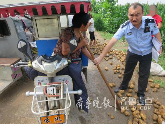 民警帮着制止抢土豆。警方供图