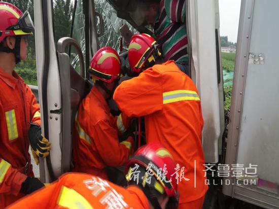 由于高速公路堵車嚴重，消防官兵在交警的幫助下將車輛疏通開，并于10時46分到達現場。
