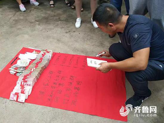 a7da12287db4055347116c6ddd0b3f1f.jpg 志愿者正在統計善款