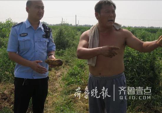 牛玉民跟民警回忆当时的情况。 苏洪印 摄
