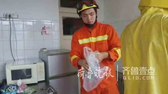 在中隊(duì)指揮員命令下,消防官兵兵分兩路:一路人員負(fù)責(zé)摘除樓體南側(cè)靠窗的小型蜂巢,一路利用云梯車(chē)將大型蜂巢摘除。