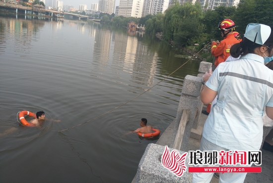 消防隊(duì)員在河中奮力打撈,醫(yī)護(hù)人員在河邊焦急等待。