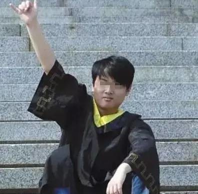 這位211、985重點大學畢業的高材生,本可以追求一個美好的未來,然而一切戛然而止。