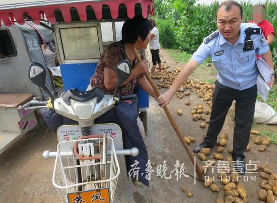 　　民警帮着制止抢土豆。警方供图