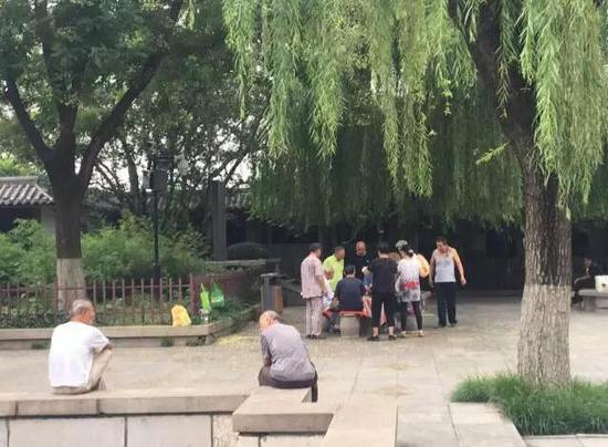 　　跟老朋友坐著打牌