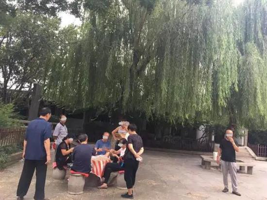 　　北側圍觀老人爆料