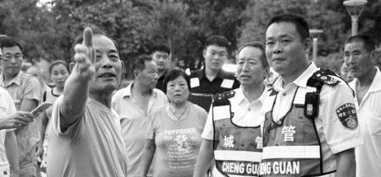 熱心市民現場向綜合執法隊員提出建議