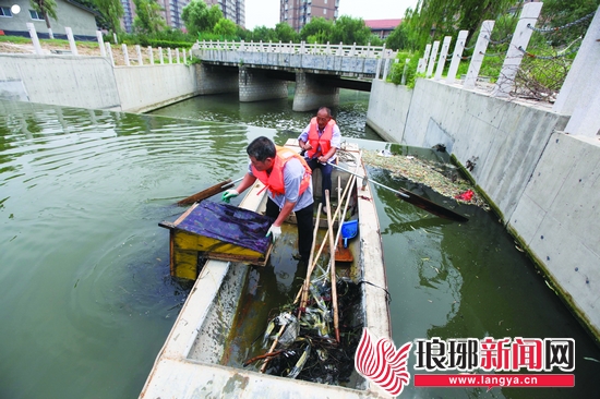 清理工打捞青龙河里的垃圾。（资料图）鲁南商报记者 廖杰 摄