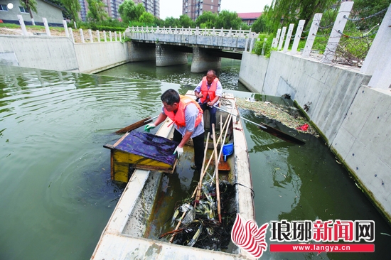 清理工打撈青龍河里的垃圾。（資料圖）魯南商報記者 廖杰 攝