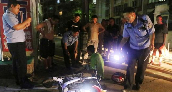 c65159fa5dce2e7f8b86e969eab01438.png 20時58分,警報聲再次響起,一醉酒男子躺在了小區門口。