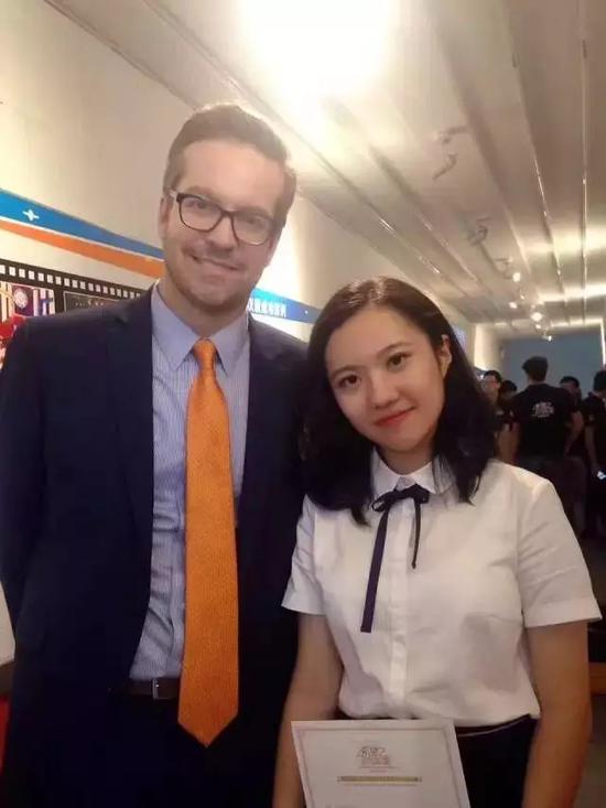 張曉宇同學和范德堡大學的招生官合影