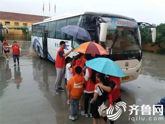 上午8時，大本營張村基地熱鬧非凡，按捺不住激動心情的小朋友們在家長和志愿者的帶領下，紛紛登上大巴車前往“童玩節”目的地。