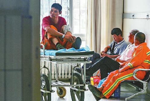 　　记者俞丹 摄一位受伤的养护工正在医院接受治疗 记者刘玉乐 摄