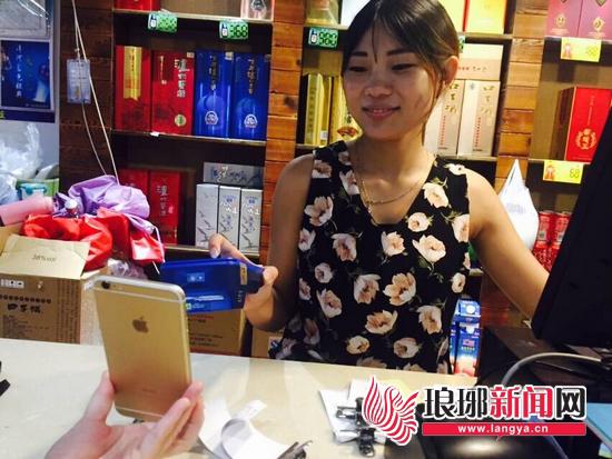 北城新區(qū)一家餐館的收銀臺(tái)前，商家掃碼收款。