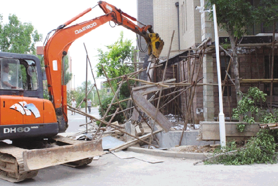 大型機械拆除違建。 (圖片由通訊員提供)