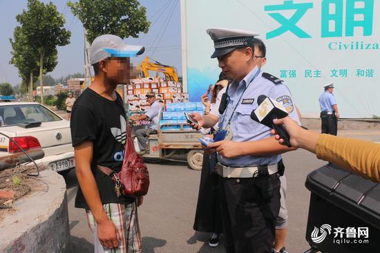 济南槐荫交警于8日上午开展摩托车专项整治行动。图为交警对摩托车主进行检查,这位车主没有携带行车证。