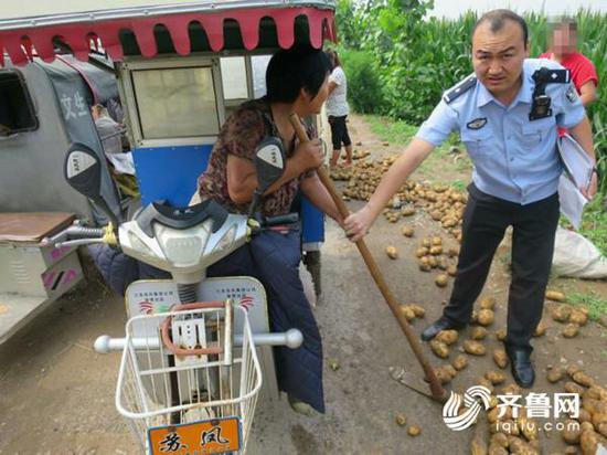 民警阻止村民抢挖土豆