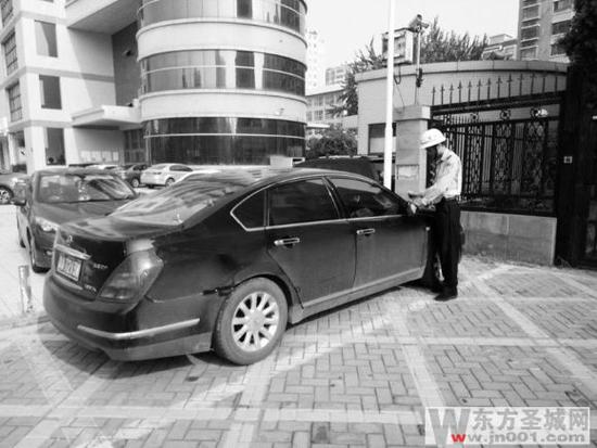 執勤民警對違停車輛進行處罰