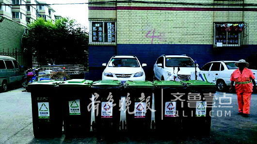 鳳凰山路燈具市場北側,垃圾桶臟亂問題整改前后對比圖。