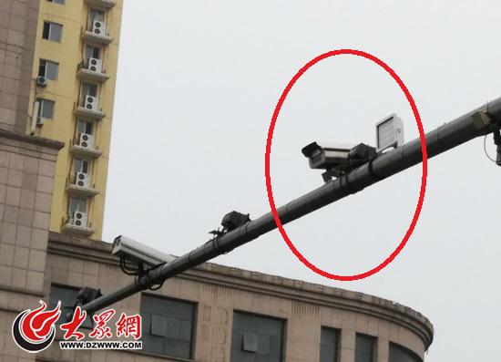 濟南經十路環山路東口的遠光燈檢測設備,能對違法開遠光燈的車輛進行自動抓拍