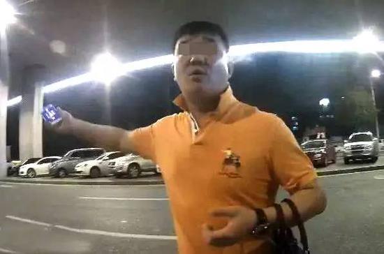 “我剛從韓國回來,這是給人家送車去。”