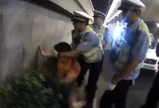 令人沒想到的一幕發(fā)生了——
