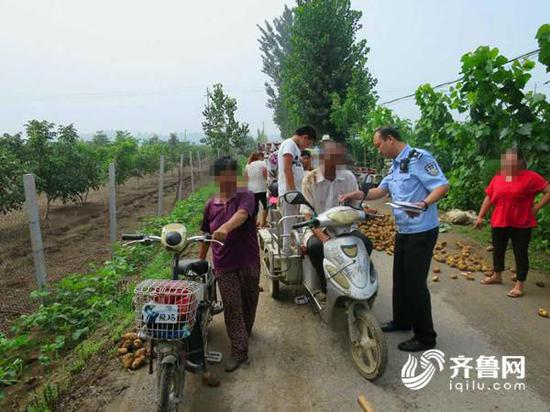 民警阻止村民抢挖土豆