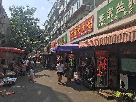 　　老舊小區底樓餐館在方便居民生活的同時，也帶來了噪音、油煙以及安全問題。本報記者 孫業文 攝