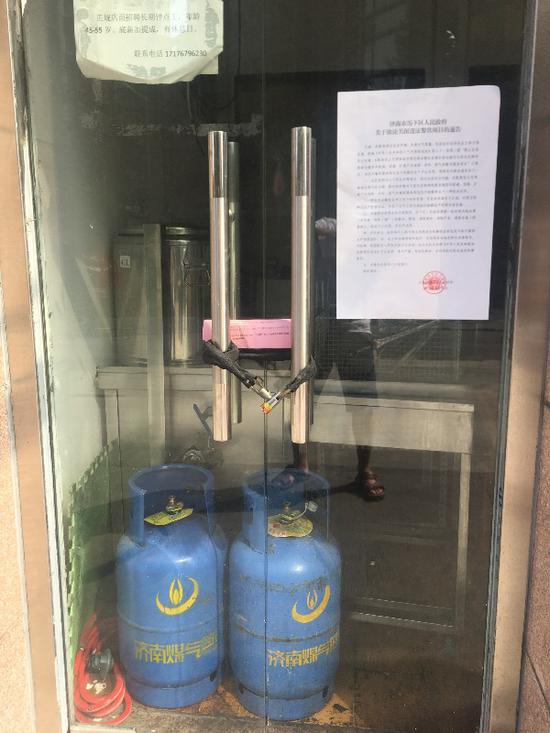 　　在縣東巷，一家門頭房貼著關閉違法餐飲項目的通告。 本報記者 孫業文 攝