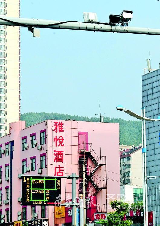 經十路與環山路交叉口的抓拍記錄儀。齊魯晚報·齊魯壹點 記者 戴偉 攝