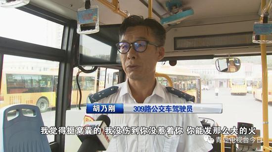 胡師傅說,昨天下午六點(diǎn)多鐘,自己駕駛公交車自南向北行駛在燕兒島路上,快到閩江路路口的時候,看到了前方的白色路虎車。