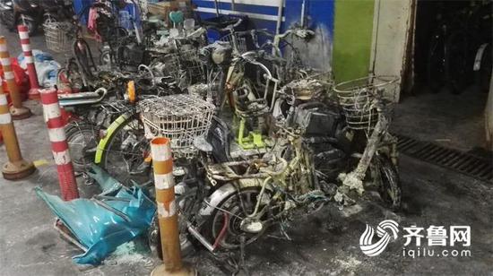 35a5dfec5f06610d9033d99cc02cd73b.jpg 十輛車輛被燒毀,用了近十個滅火器滅火