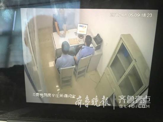 因為7月25日在經六路延長線違停被槐蔭交警抓拍查處，濟南市民李某心懷不滿，駕車公然辱罵交警并錄制了兩段視頻發到朋友圈。