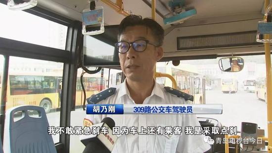 此時,兩車距離已經(jīng)非常近,路虎車也停了下來。隨后就發(fā)生了網(wǎng)友拍下的那一幕。