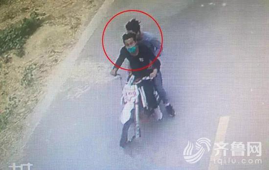 嫌疑人乘坐摩托車外逃