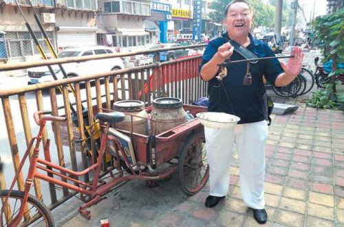 　　20多年来， 于新民蹬三轮边卖咸菜边寻找老济南叫卖声。 本报记者 于悦 摄