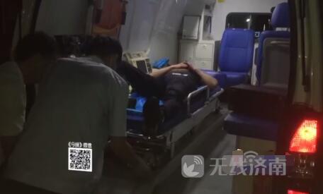 男子被送上救护车后,参与救援的热心市民就地解散,各自离开,为这些热心市民点赞。