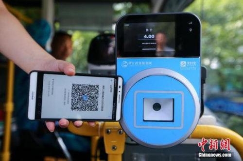     資料圖：民眾乘坐交通工具出行時使用手機支付。中新社發 許康平 攝
