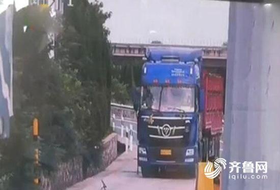104910750b7337efdfc819cb76dd7c85.jpg 大货车车主王某说:“雇不起司机了。就开了一段,被逼的没办法。”