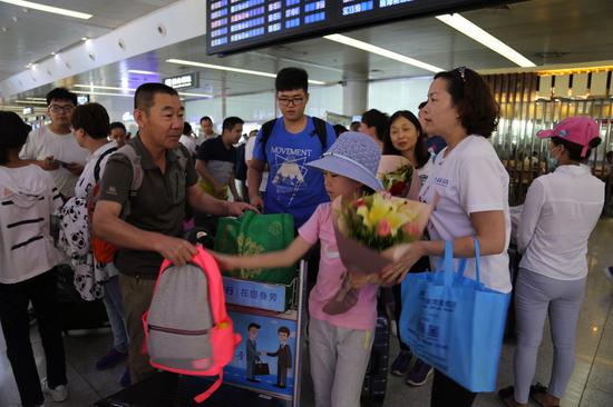 8日下午，8游客从九寨沟返回济南。 记者 许亚薇 摄