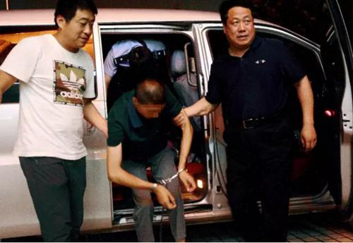 殺人后，犯罪嫌疑人負案潛逃