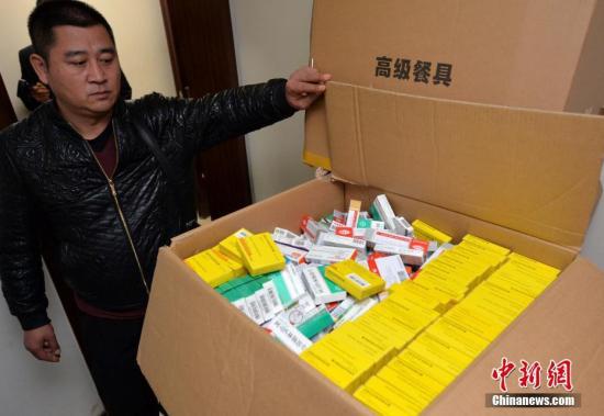　　資料圖片，警方破獲非法經營藥品案。中新社發 京警 攝